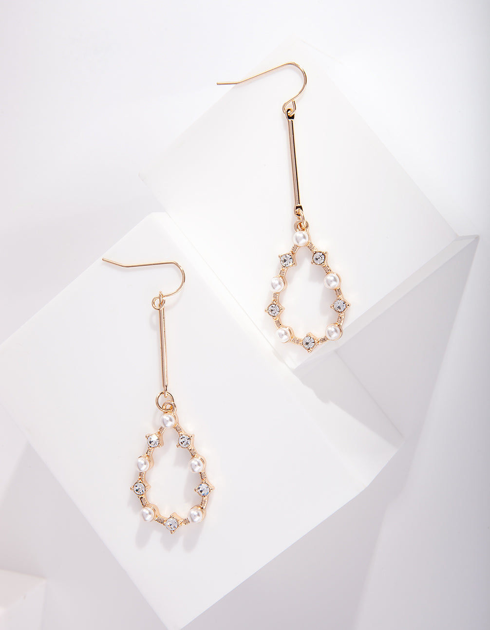 FEB19 SG PEARL TEARDROP ER