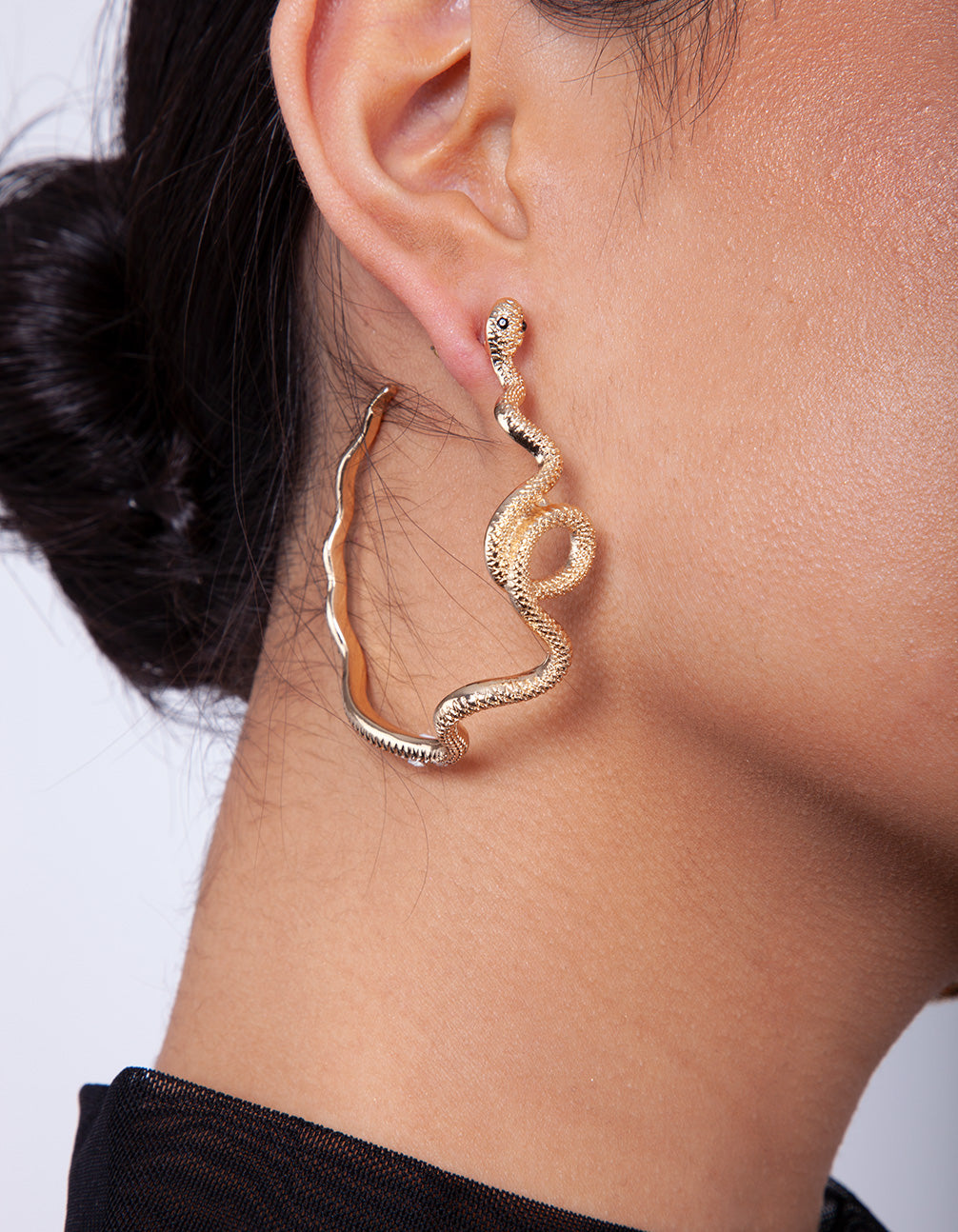 FGOLD SG TWSTED SNAKE HOOP ER