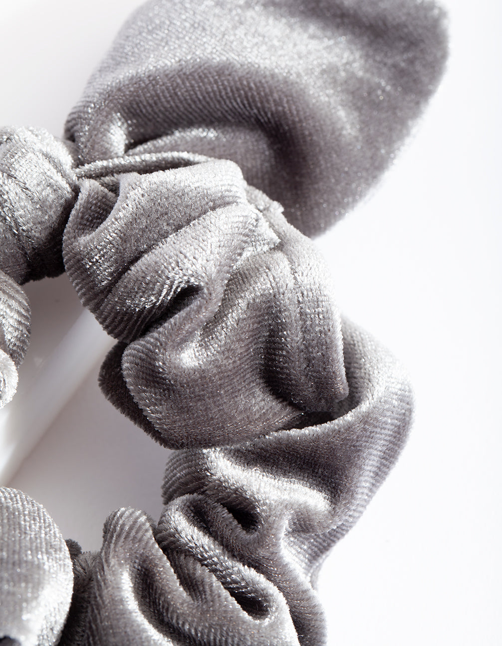 PSHR  GREY BOW VLVT SCRUNCHIE