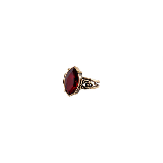 ANTIQUE GOLD VINTAGE STYLE RING WITH RED FACET STONE