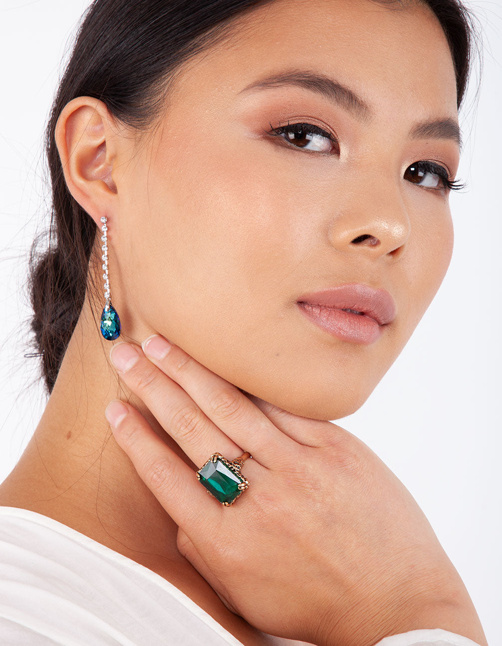 LARGE EMERALD GREEN SQUARE CUT STONE ON GOLD 4CLAW BAND